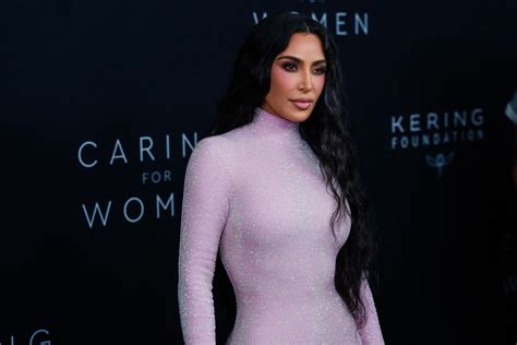 Kim Kardashian fica com bumbum de fora em acidente fashion